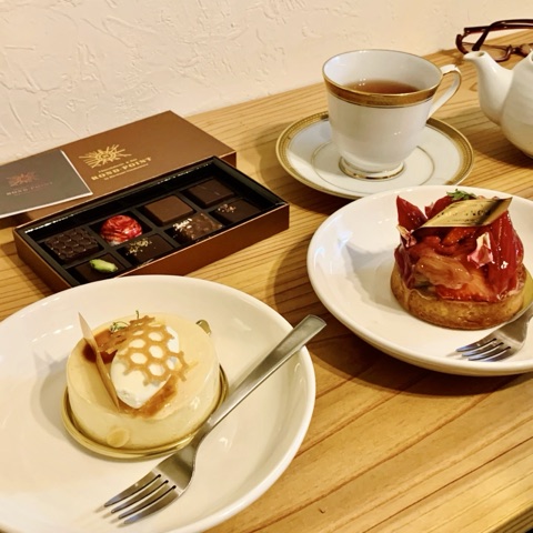 ムーンテッド（MoonTed）の日記より、ロン・ポワンのケーキ2つとボンボンショコラの箱、紅茶のカップ