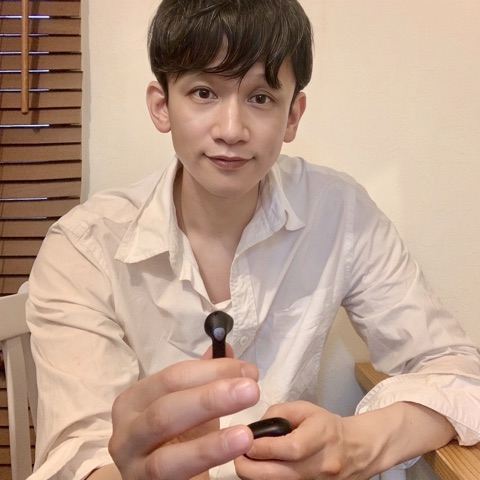 ムーンテッド（MoonTed）の日記より、ワイヤレスイヤホンを手に、こちらを見るムーンテッド（MoonTed）のセラピストAKI。白いシャツ姿