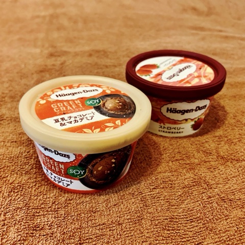 ムーンテッド（MoonTed）の日記より、ハーゲンダッツのミニカップ2つ。GREEN CRAFTの豆乳チョコレート&マカデミアと、ストロベリー