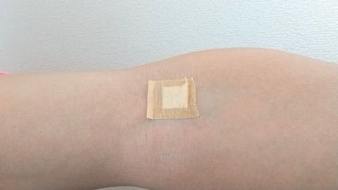 ムーンテッド（MoonTed）の日記より、採血のあと、腕に貼られた絆創膏