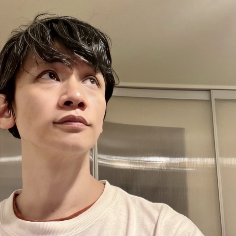 ムーンテッド（MoonTed）の日記より、斜め上を見上げるムーンテッド（MoonTed）のセラピストAKI。ベージュのスウェット姿
