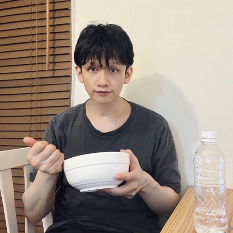 ムーンテッド（MoonTed）の日記より、白いお椀とスプーンを手に座るムーンテッド（MoonTed）のセラピストAKI。そばにペットボトルの水