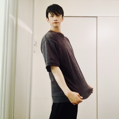ムーンテッド（MoonTed）の日記より、グレーのTシャツの裾を引っぱって立つムーンテッド（MoonTed）のセラピストAKI