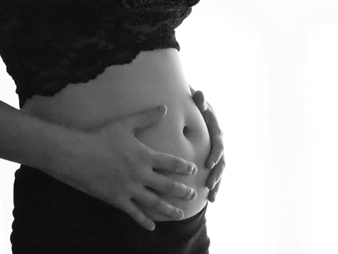ムーンテッド（MoonTed）の日記より、両手を添えた妊婦さんのお腹。モノクロ写真