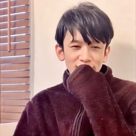 ムーンテッド（MoonTed）の日記より、口元に手をあてて笑うムーンテッド（MoonTed）のセラピストAKI。紫のフリースジャケット姿