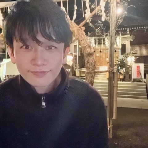 ムーンテッド（MoonTed）の日記より、夜の代々木八幡宮で自撮りするムーンテッド（MoonTed）のセラピストAKI。奥に社殿へ続く石段