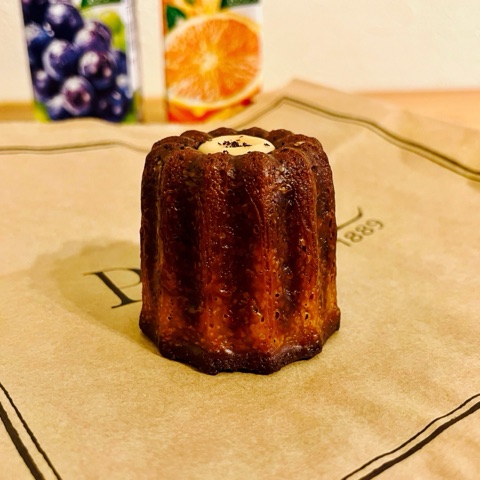 ムーンテッド（MoonTed）の日記より、PAULの紙袋の上に置いたカヌレ。奥にジュースのパック