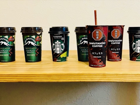 ムーンテッド（MoonTed）の日記より、棚に並ぶコンビニのコーヒー飲料。マウントレーニア、スターバックス、猿田彦珈琲のカフェモカ